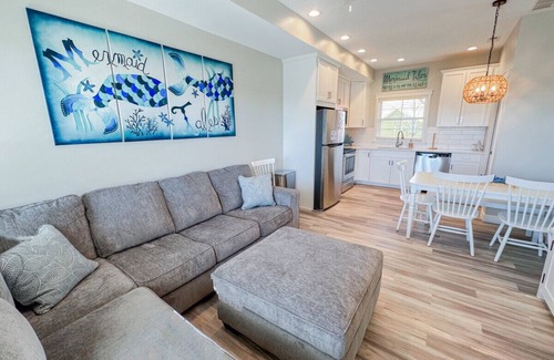 Celina Cabaña | Mermaid Tales: 1 Bed/1 Bunk Room Lakeside Cottage w/ HOT TUB!