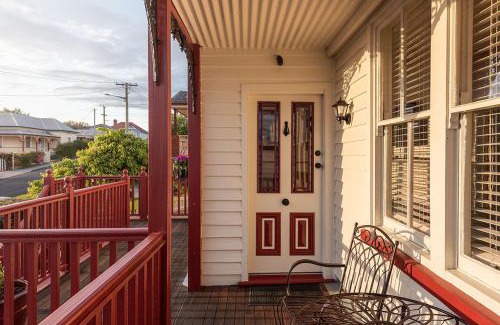 Devonport Casa | Mersey River Cottage (cir 1888) Central location with Amazing Ocean and Habour Views.