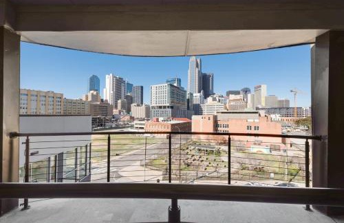 Downtown Dallas Apartamento | Metro View 2BR I Parking I King Bed I Workspace