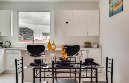 Downtown Dallas Apartamento | Metro View 2BR I Parking I King Bed I Workspace