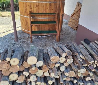 Vardomb Casa | Mi Kis Lakunk - szállás&dézsa a szőlőhegyen
