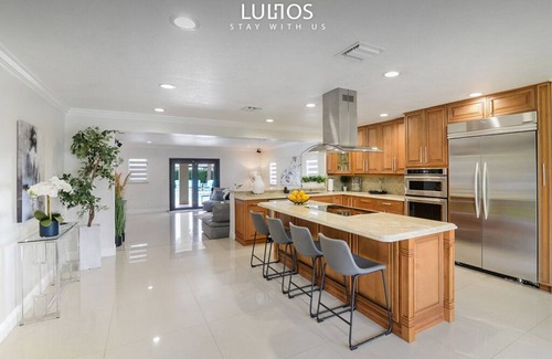 Carol City Casa | Miami Chilling-Amenities w/ Hot Pool-spa/pool table/BBQ