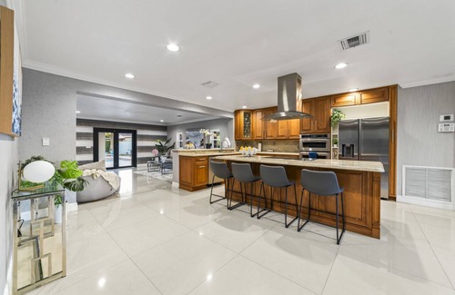 Carol City Casa | Miami Chilling-Amenities w/ Hot Pool-spa/pool table/BBQ