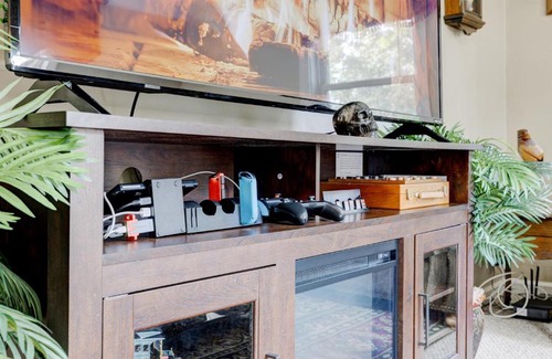 Evansville Casa | Mid-Century Brick Bungalow Home