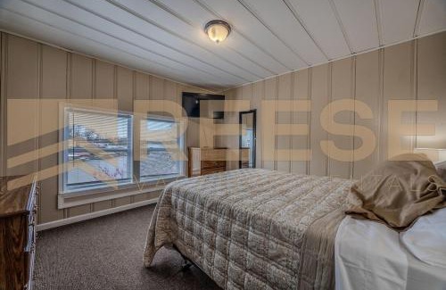 Lake Ozark Casa | Mid-Century Cabin