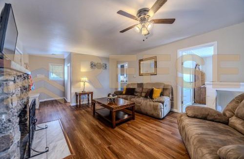 Lake Ozark Casa | Mid-Century Cabin