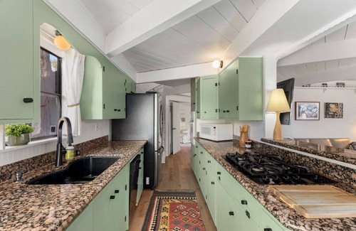 Wofford Heights Cabina | Mid Century Creekside Cabin with Hot Tub