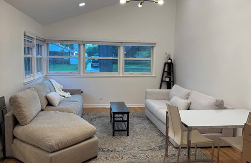 Highland Park Casa | Mid-century modern turned MODERN. Close to all the attractions that Chicago has.