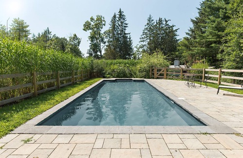 Woodstock Casa | Gema de mediados de siglo con piscina climatizada a 1 milla de la ciudad