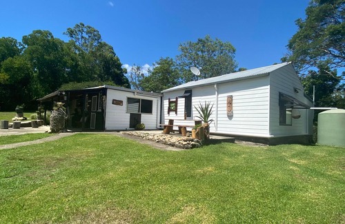 Moparrabah Cabaña | Mid North Coast Macleay Valley Mountain Views - Pet Friendly Cottage