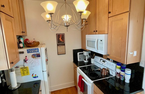 Uptown Historic District Condominio | Mid-term furnished rental in the heart of Uptown with Pool & Gated Parking!