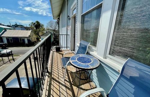 Uptown Historic District Condominio | Mid-term furnished rental in the heart of Uptown with Pool & Gated Parking!