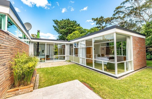 Whanganui Casa | Midcentury Modern Masterpiece - 4bedroom Home in Whanganui