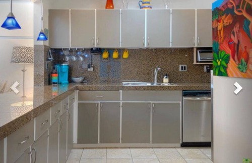 Canyon Corridor Condominio | Midcentury Modern with Mountain Views