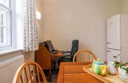 Kingston St Mary Cabaña | MIDDLE LODGE, pet friendly, character holiday cottage in Taunton