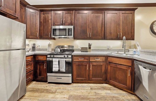 Visalia Apartamento | Midtown Loft 301 on Main St DT Visalia