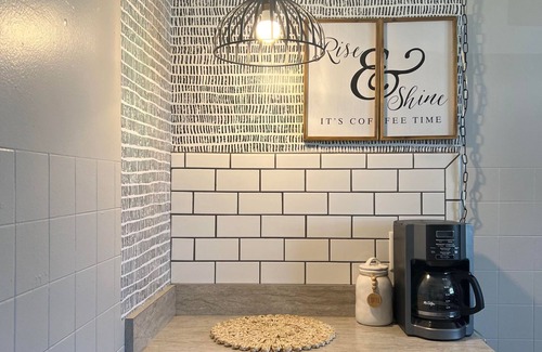 Joplin Casa | Midtown ~ Route 66 Rancher: Right by 249 HWY