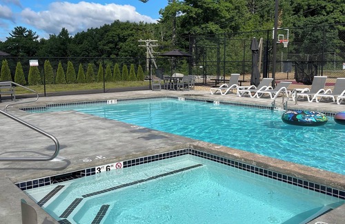 Weirs Beach Apartamento | Soledad pacífica: a solo 1/4 de milla de Weirs Beach