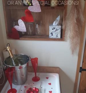 Malltraeth Casa | Min yr Afon - Cabin - Sleeps 2 - Hot Tub - Parking