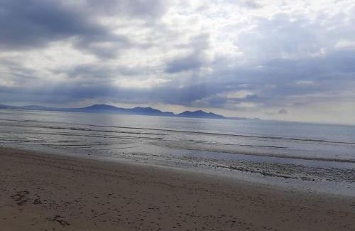 Malltraeth Casa | Min yr Afon - Cabin - Sleeps 2 - Hot Tub - Parking