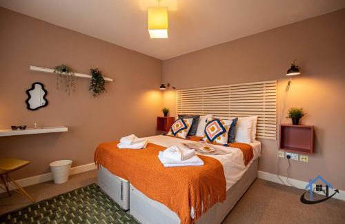 Northampton Casa | Minchin House, nr Npton Saints Rugby, sleeps 8