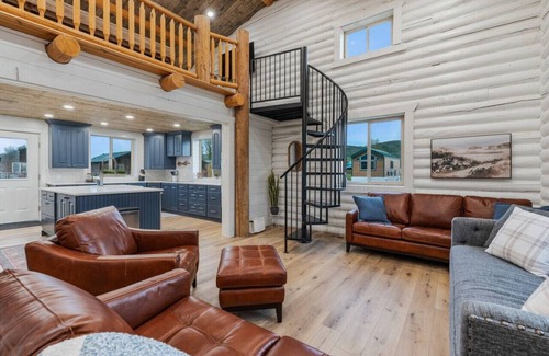 St. Charles Cabina | Mini Cabins Lodge-Hot Tub! AC! Arcades! Air Hockey and Foosball!