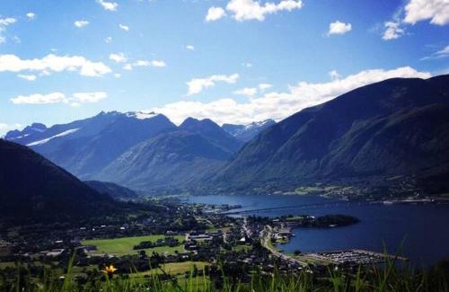 Sykkylven Apartamento | Minihus med drømmeutsikt til Sunnmørsalpene