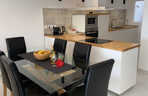 Radazul Casa | Minimalist style townhouse with ocean view