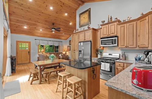 Franklin Cabina | Cabaña de cedro rojo en las montañas