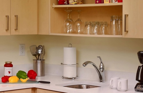 Middleburg Heights Hotel | Minutes from NASA Glenn Research Center! 3 Pet-friendly Suites W/ Kitchens!