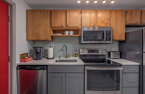 Spenard Casa | Minutes from the Airport! Northwood Nest 1BDR
