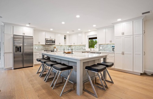 Southern Coast Casa | Minutes to Beaches, Fenced In Yard & Deck, Chefs Kitchen, Beautiful Modern Home