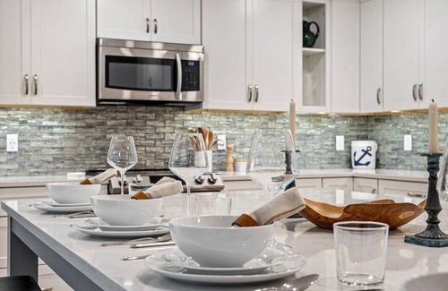 Southern Coast Casa | Minutes to Beaches, Fenced In Yard & Deck, Chefs Kitchen, Beautiful Modern Home