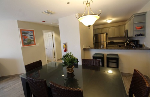 Crystal Harbour Apartamento | Minutes to Top-Rated Seven Mile Beach! 2 Relaxing Units, Pool, Beachfront!