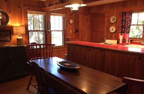 Highlands Cabaña | Minutos a la ciudad al Bosque 2 Acre Retreat, recién remodelado