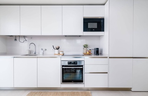 Alges Apartamento | Miraflores Modern Apt w/ Balcony by LovelyStay