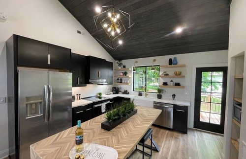 Cramerton Casa | Mod chic 2BR Fire Pit, Corn Hole Court, Pets welcome, close to CLT attractions