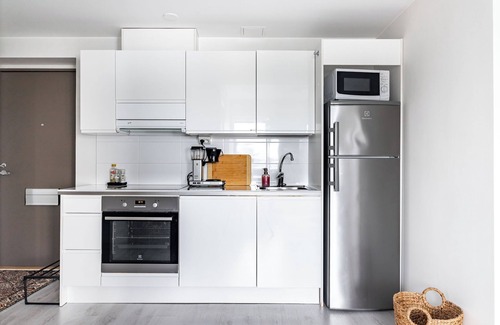 Lahti Apartamento | Modern 1BR Home with Sauna & Balcony