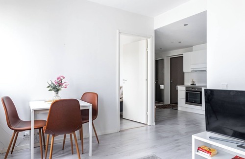 Lahti Apartamento | Modern 1BR Home with Sauna & Balcony