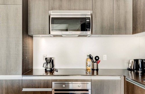 Victoria Park Casa | Modern 1Br with Mountain views on the 34th floor