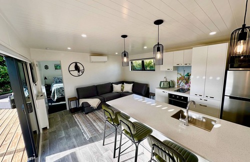 Bombay Cama Y Desayuno | Modern 2 Bedroom, 2 Bathroom Cottage with Farm Views