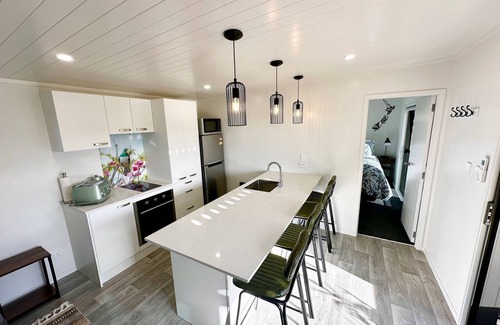 Bombay Cama Y Desayuno | Modern 2 Bedroom, 2 Bathroom Cottage with Farm Views