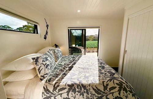 Bombay Cama Y Desayuno | Modern 2 Bedroom, 2 Bathroom Cottage with Farm Views