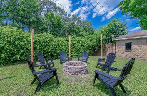 Portsmouth Casa | Modern 2 Bedroom Home with Fire Pit, Bikes