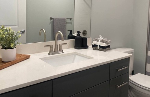 Gladstone Apartamento | Modern 2-Bedroom Stunning Views