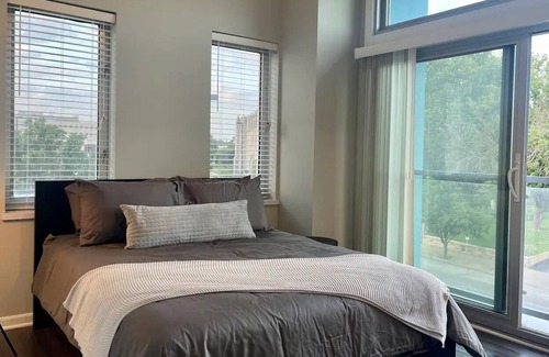 Gladstone Apartamento | Modern 2-Bedroom Stunning Views