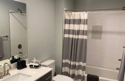 Gladstone Apartamento | Modern 2-Bedroom Stunning Views