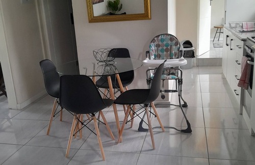 Newcastle Apartamento | Modern 2 BR pool side apartment