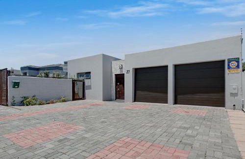 Bloubergstrand Villa | Modern 2 BR Villa Pool near Blouberg Beach Wi-Fi