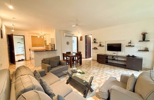 Nerul Apartamento | Modern 2bhk w Pool Access 5km to Coco Beach
